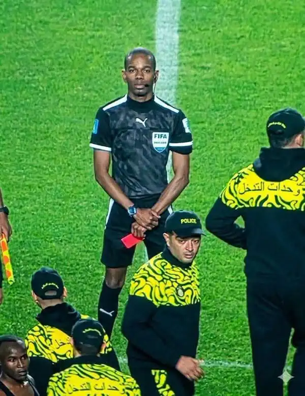 Posture de bodyguard, carton rouge à la main : L’arbitre Issa Sy fait encore parler !