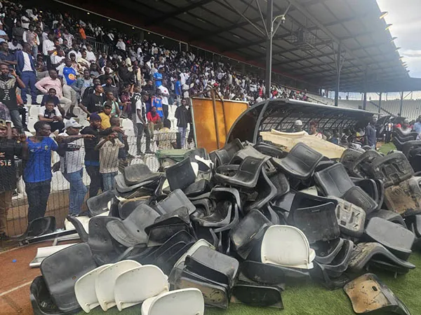 Tp Mazembe – Terrain envahi, une montagne de sièges arrachés… : Le derby de Lubumbashi vire au chaos