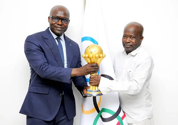 Trophée tour – Après avoir sillonné le pays : La Coupe présentée au Comité olympique