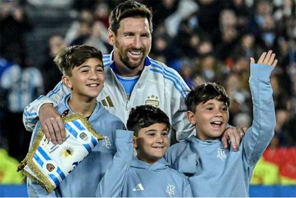 Der – Messi pour son dernier match sur le sol argentin : Un doublé et des larmes pour conclure